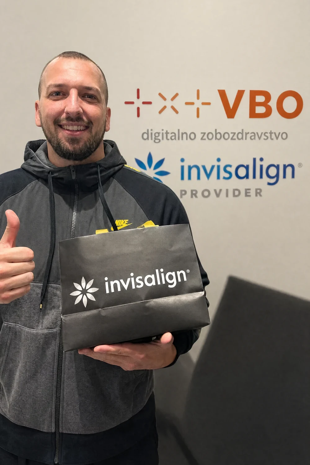 Pero Martič z vrečko Invisalign v ordinaciji VBO